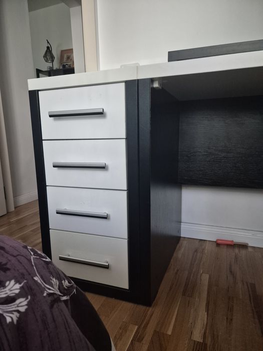 Birou mdf dublat. Stare foarte buna. Lungime 201cm, lățime 60cm, înălțime 77cm.