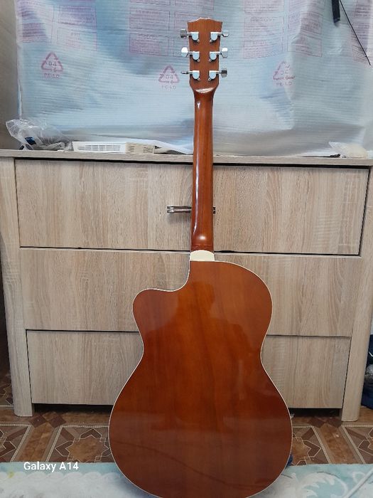 Продаётся Новая гитара.