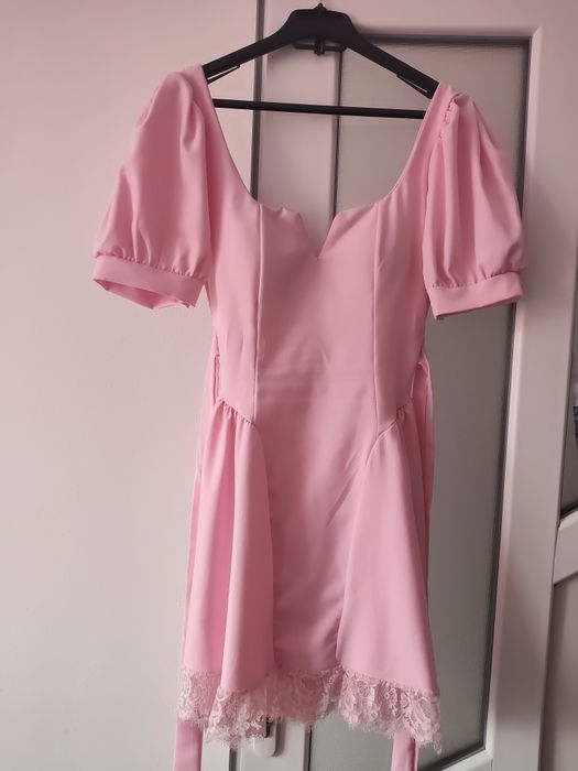 Vând rochie roz elegantă