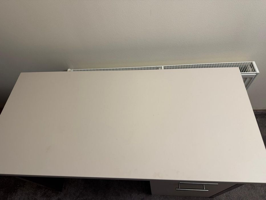 Vând birou aproape nou cu tot cu scaun.