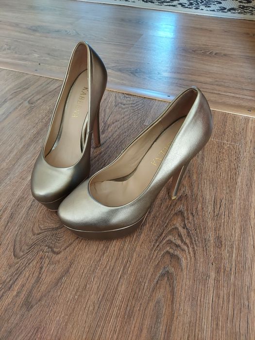 Туфли на высоком каблуке