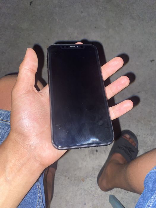 Vând iPhone 11 are 64 de gb are sanatate 80 si am uitat icloud de la el bun pentru piese