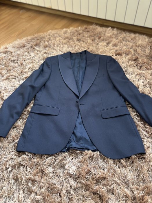 Costum bărbătesc bleumarin – elegant și versatil