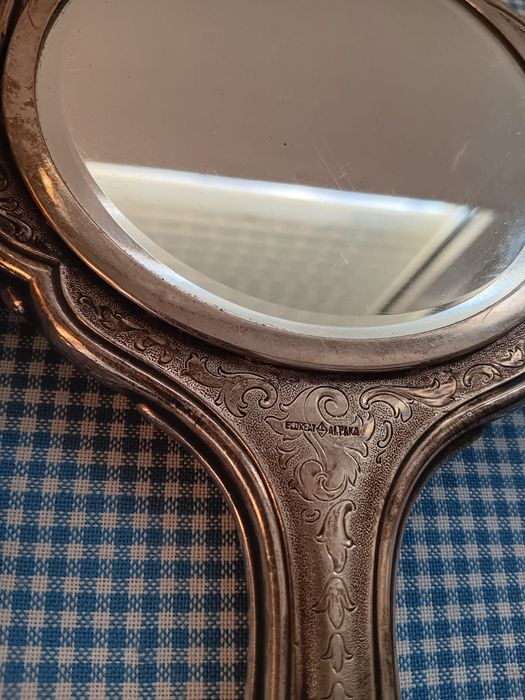 Oglinda și perie veche Alpaka Alpaca argintate, cu blazon, de colectie