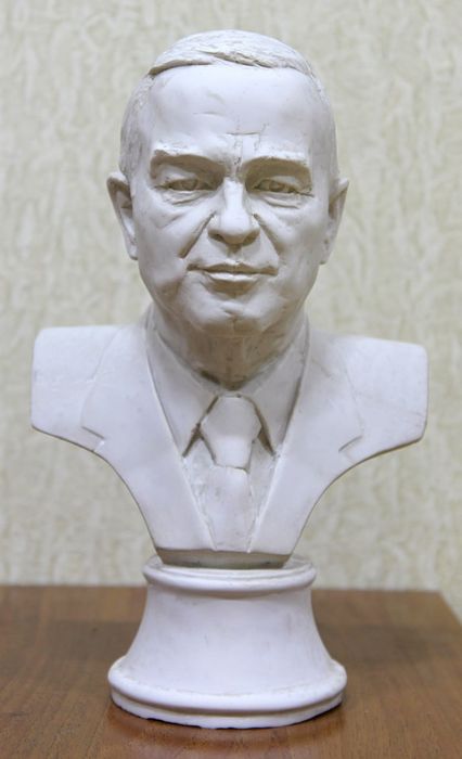 Бюсты из натурального камня