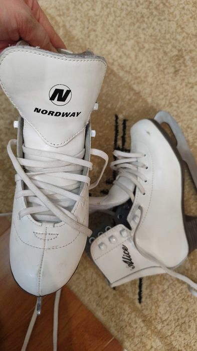 Коньки для девочки б/у 33 размер