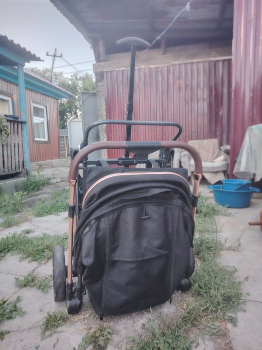 Хорошая коляска NEW LUX для прогулок.