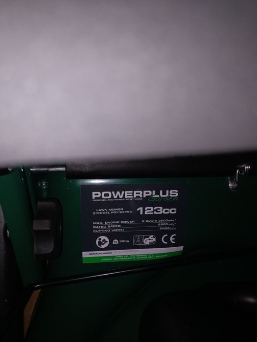 Mașina tuns iarba benzina