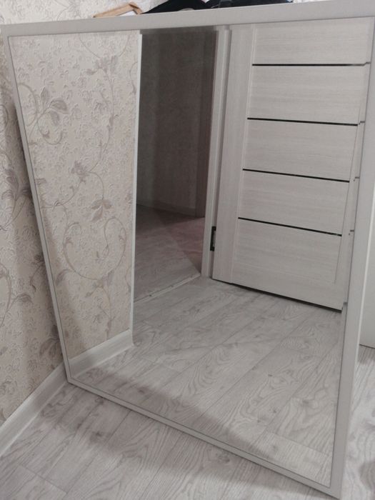 Настенное зеркало