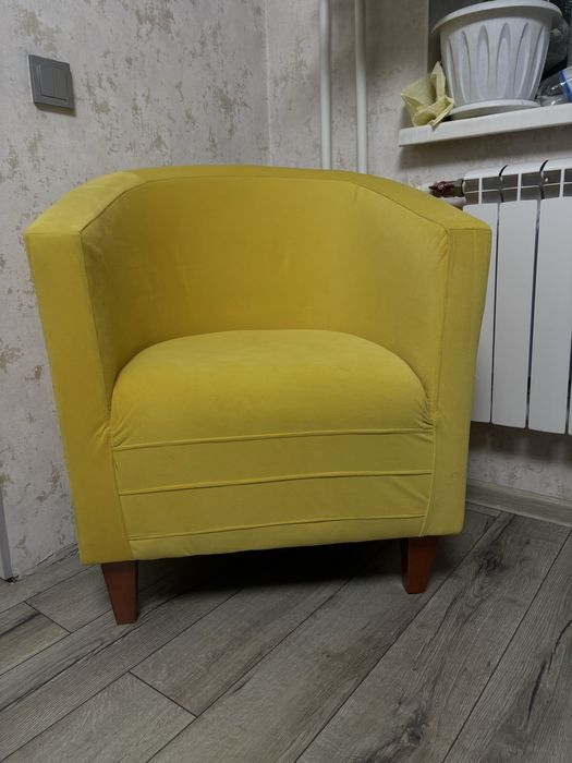 Кресло желтого цвета