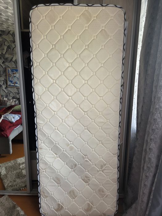 Продам матрас на детскую кровать.
