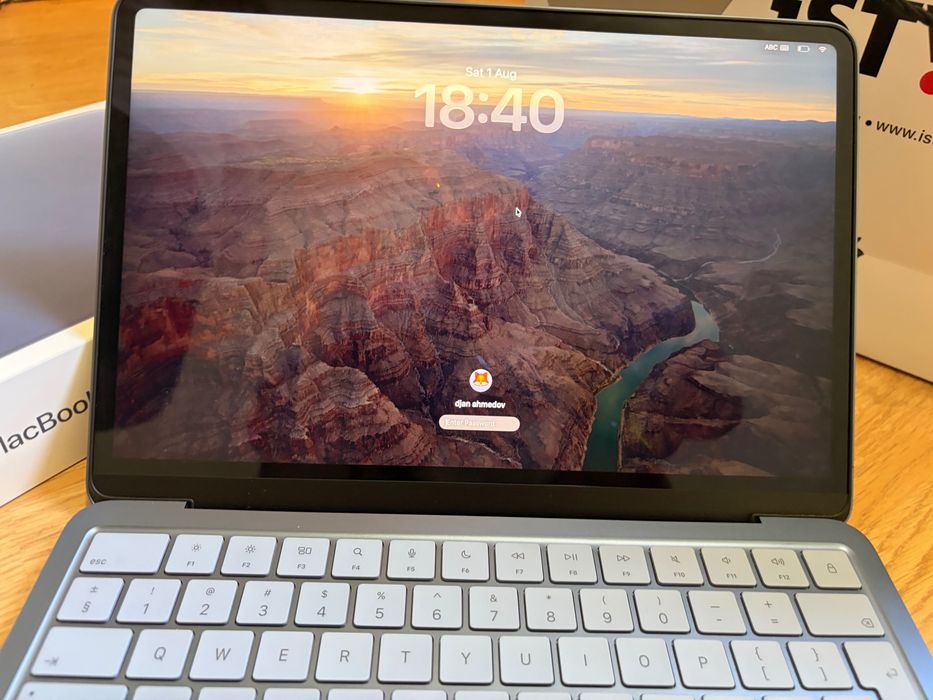 MacBook – 256GB, цвят индиго, само на 27 цикъла (Купуван от iStyle)