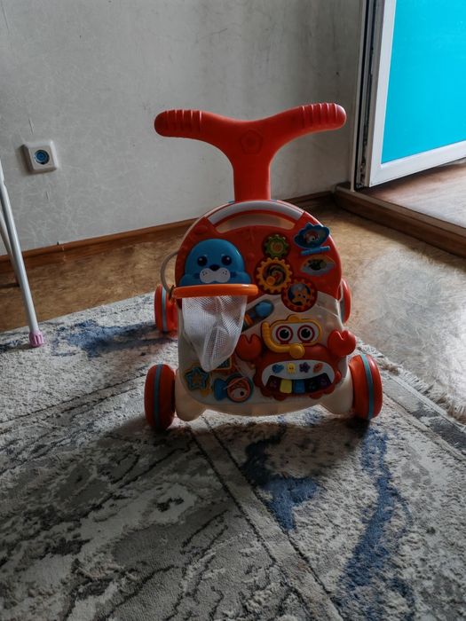 Ходунки с игрушкой.
