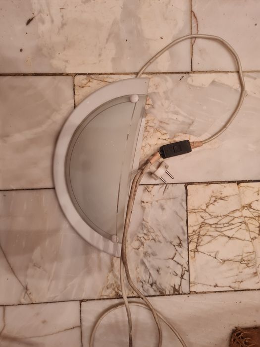 Полюлей един  единичен 2бр, лампа за стена 2бр. и за бюро,