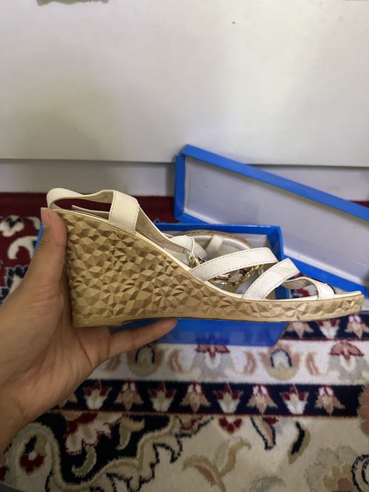 Продам Босоножку белую