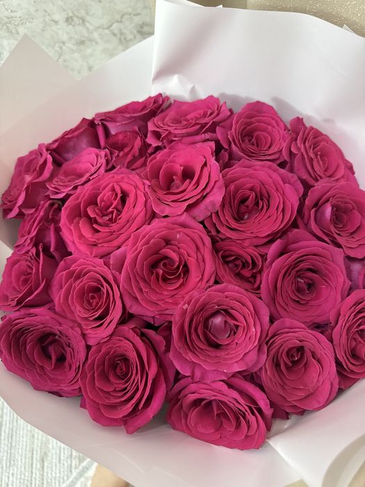 Розовый роза  белый оформл