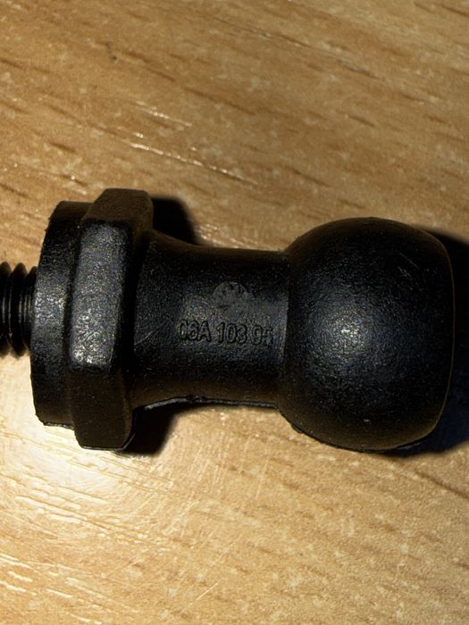 *Държач (болт) за кора на двигател *VAG *TDI*