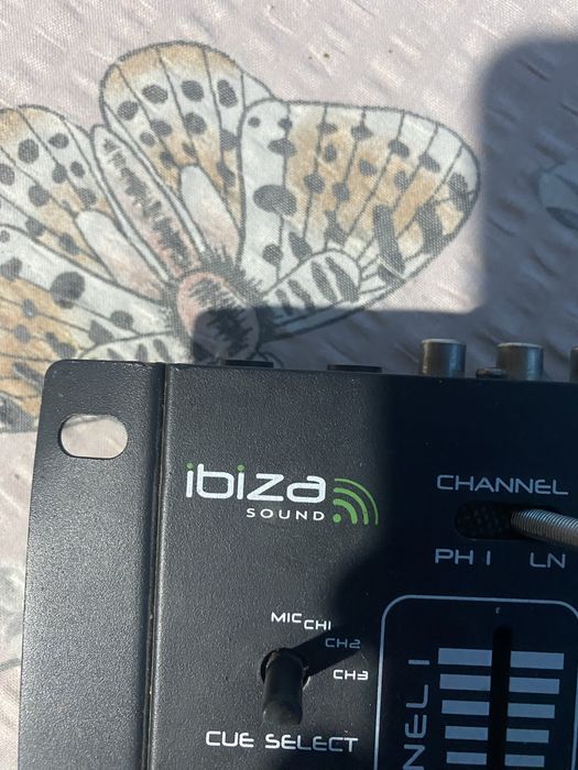 Vand sau schimb boxe si un mixer ibiza boxele merg foarte bn la fel si mixeru