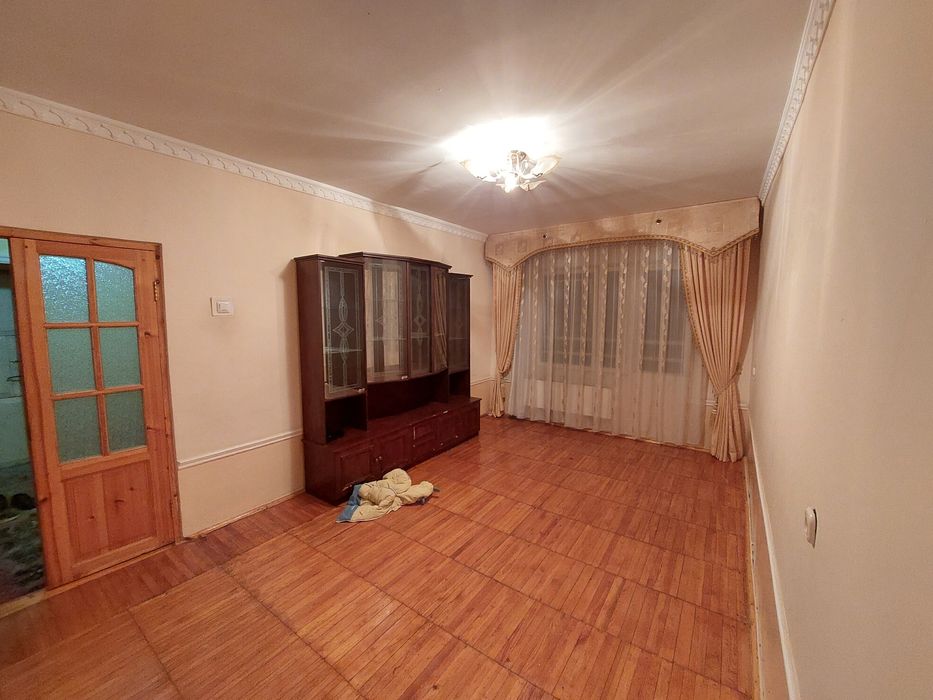 Продается квартира 4/1/4 в центре Кибрая.