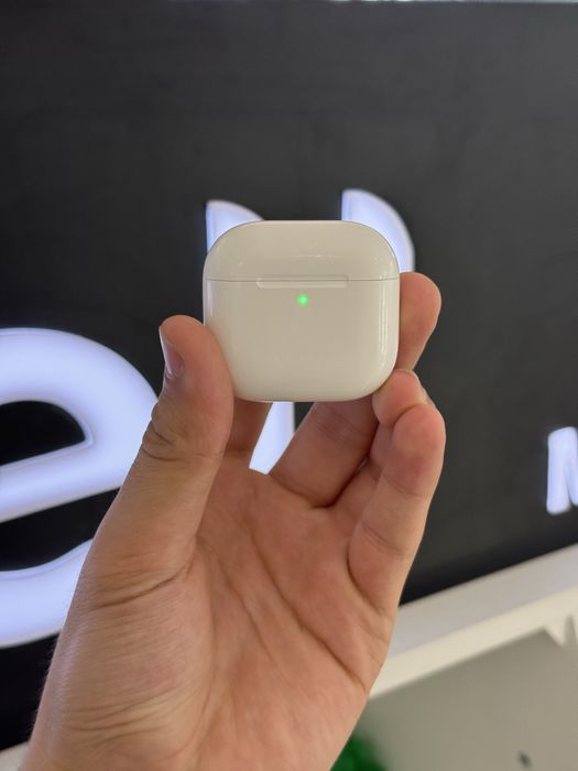 AirPods 4 ANC.