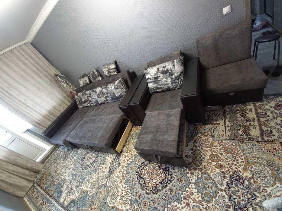 Диван с креслом.