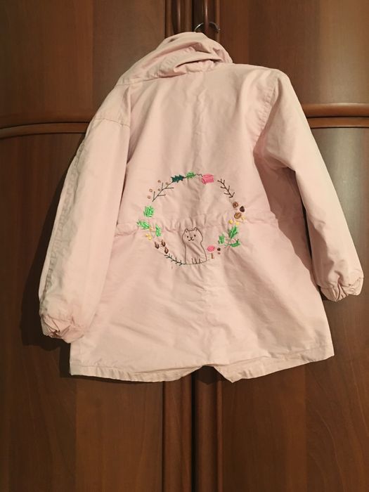 Продам б/у ветровку для девочки 5-6 лет