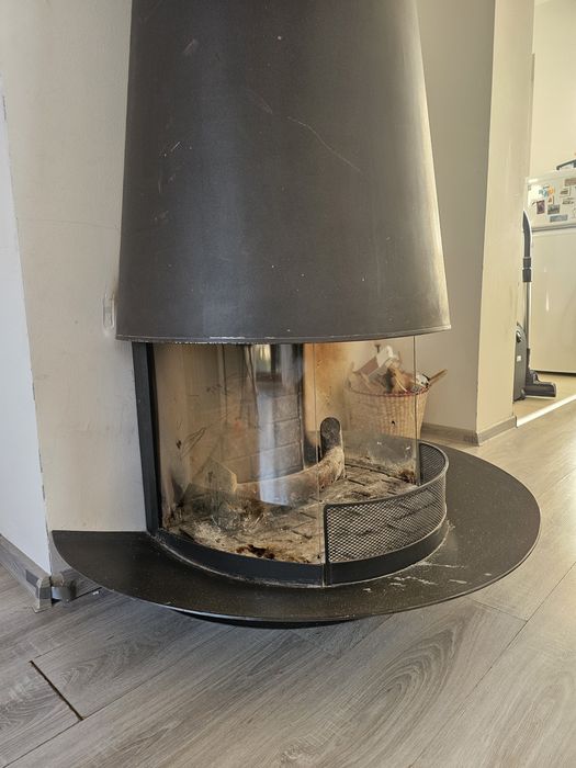 Камина отворена, открита