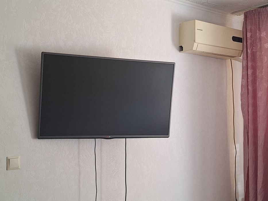 Продам телевизор  LG в рабочем состоянии  срочно продам связи с переез