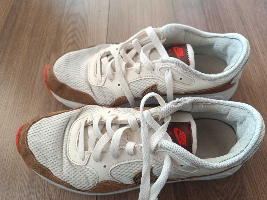 Маратонки Nike с лека забележка