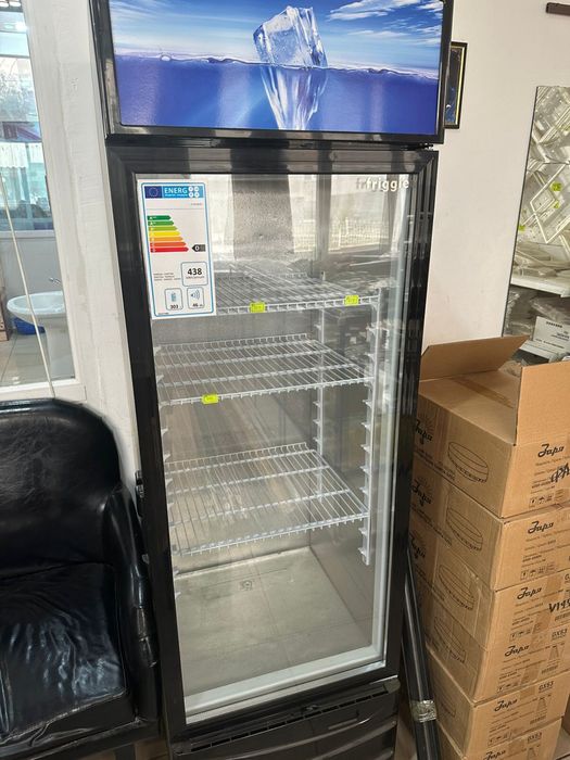 Столы и стулья, оборудование для общепита