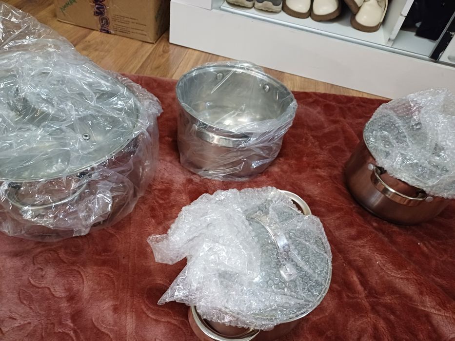 Этажерки ,хлебница ,кастрюли.