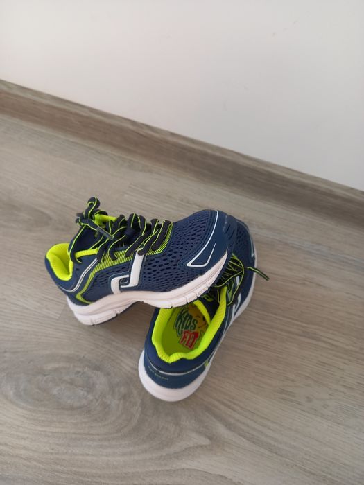 Adidași mărimea 28