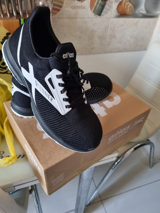 Vînd 2 perechi pantofi pentru munca  noi cu fier  în bot