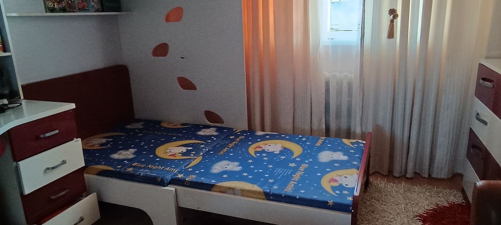 Двухэтажный кровать и шифонер