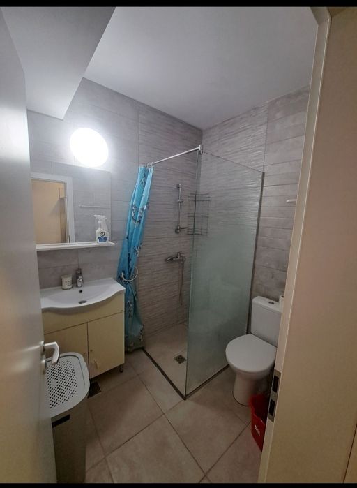 Închiriez studio cu loc parcare.