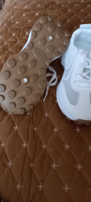 Продам новые кроссовки женские
