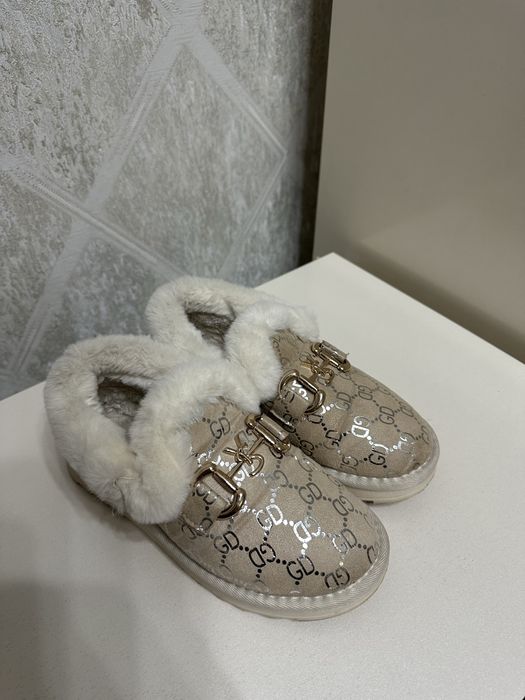 Продаются женские Угги в отличном состоянии.