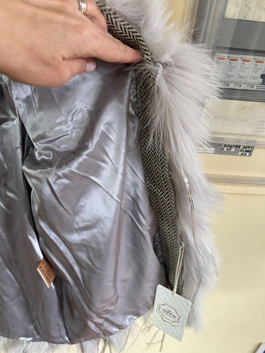Ocazie, haina elegantă din blană de vulpe cu paiete asimetrice