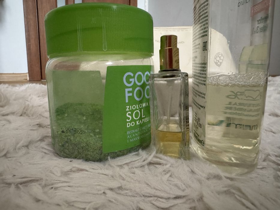 Лот стъклена бутилка , бяла козметика ,несесер ,бои и къна за коса