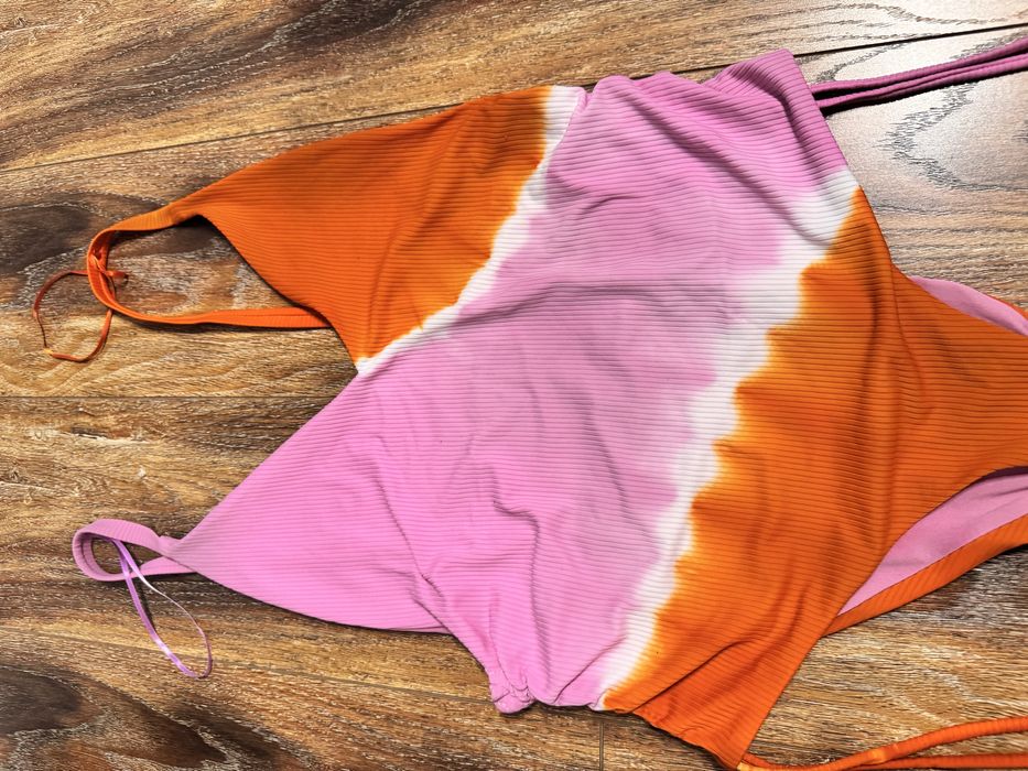 Costum de baie nou cu eticheta