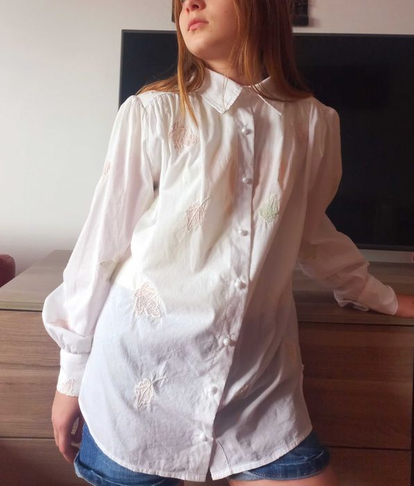 O bluză elegantă pentru fete.