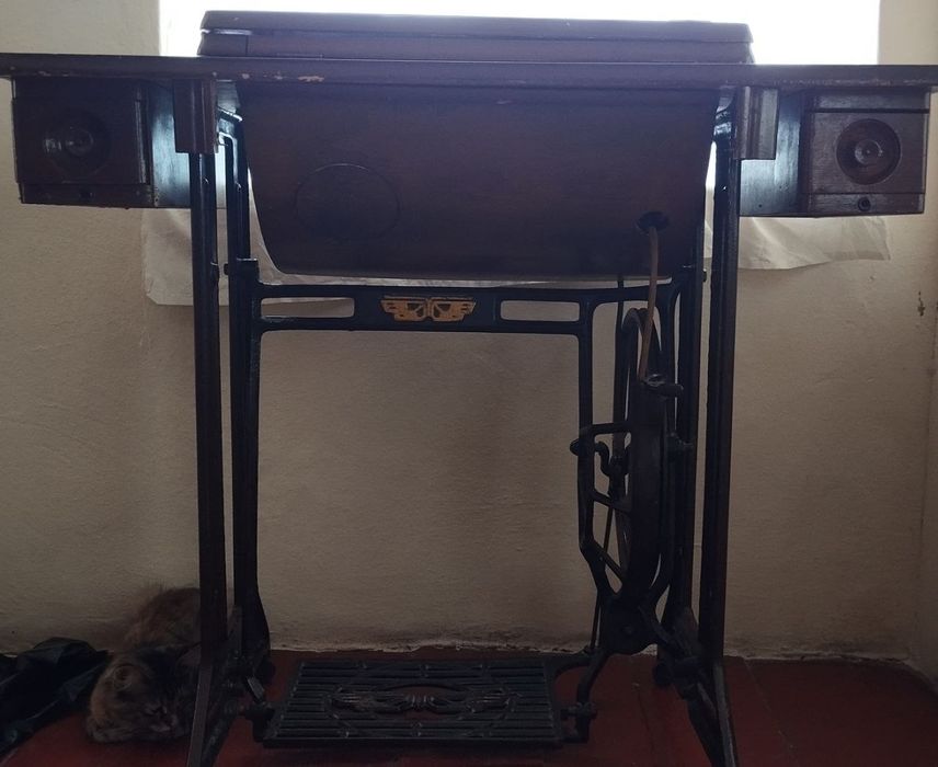 Тикув машинкаси сотилади, мотор урнатилган.и