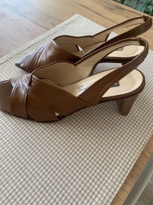 Чисто нови летни обувки от естествена кожа