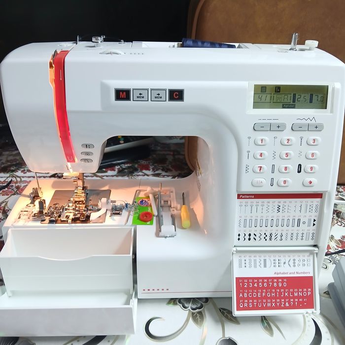 Masina de cusut VERITAS cu butoniera automata dintr-un singur pas