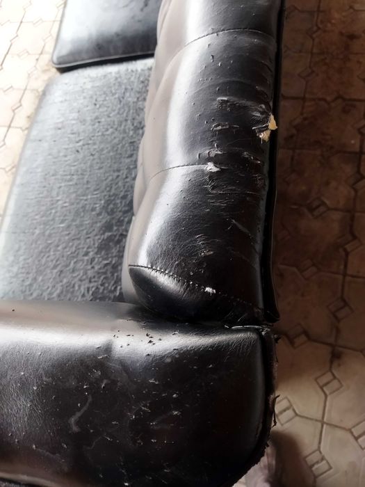 Диван честер, состояние среднее.