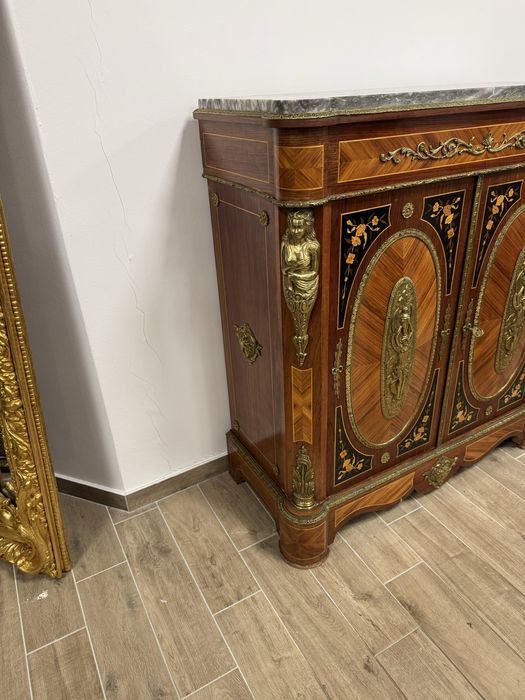 Comoda din lemn masiv cu intarsii, elemente bronz si blat marmura