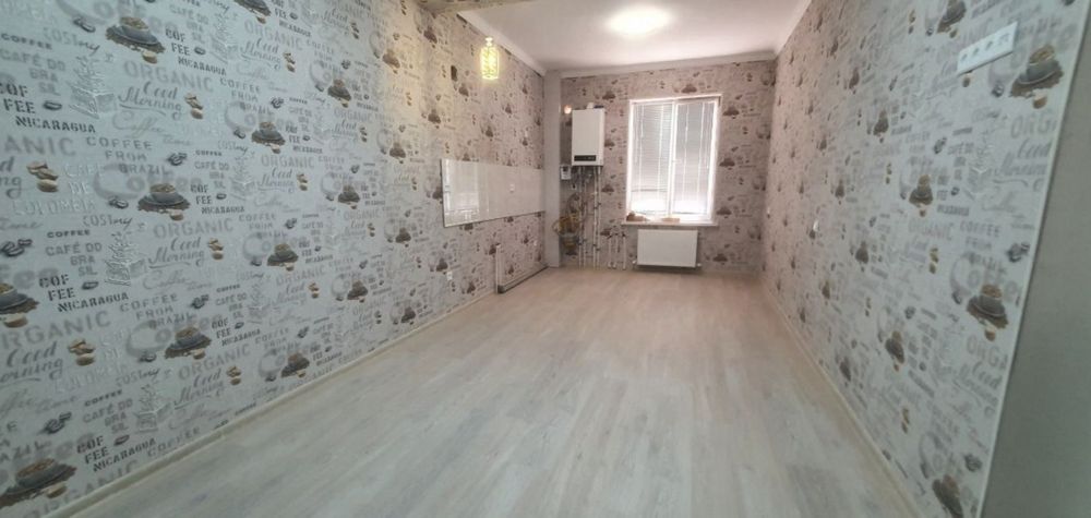 Поклейка обоев. Александр