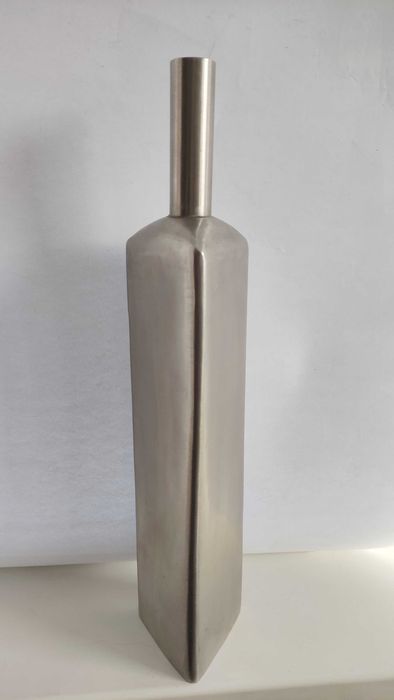 Висока стоманена ваза с модерен геометричен дизайн