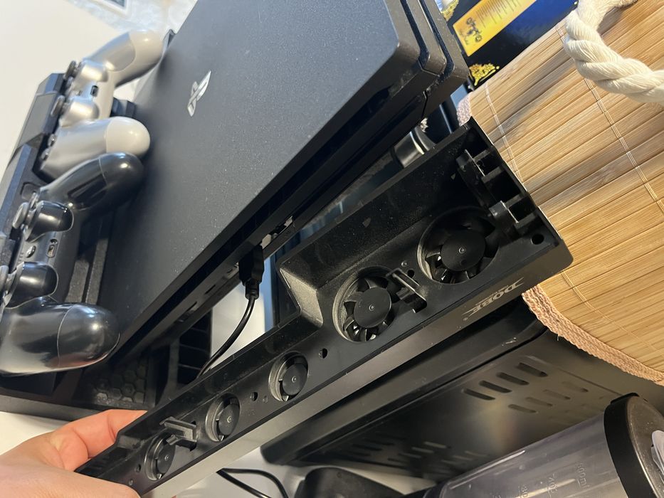 PS4 Pro 1TB комплект + 2 джойстика + охлаждаща станция