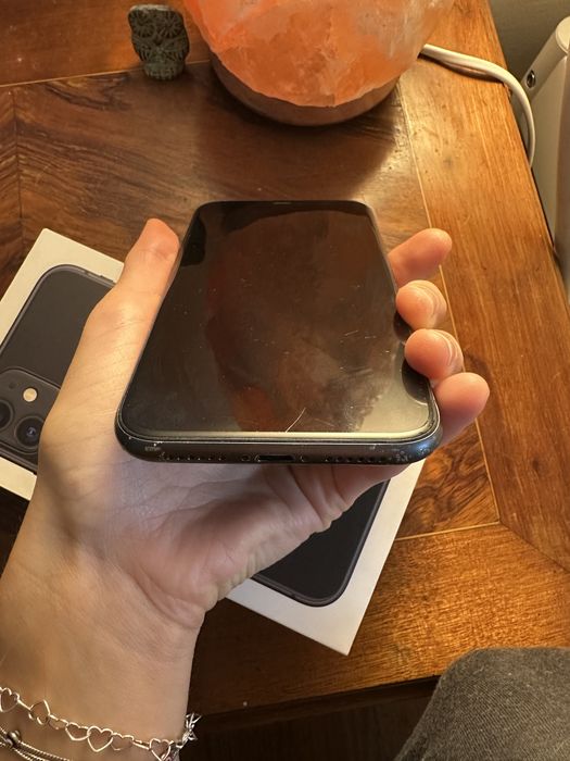 iPhone 11 128G със следи от употреба